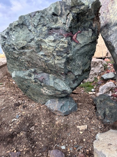 Гигантские зелёные валуны для ландшафтного дизайна весом более 5 тонн купить в Чувашской Республике