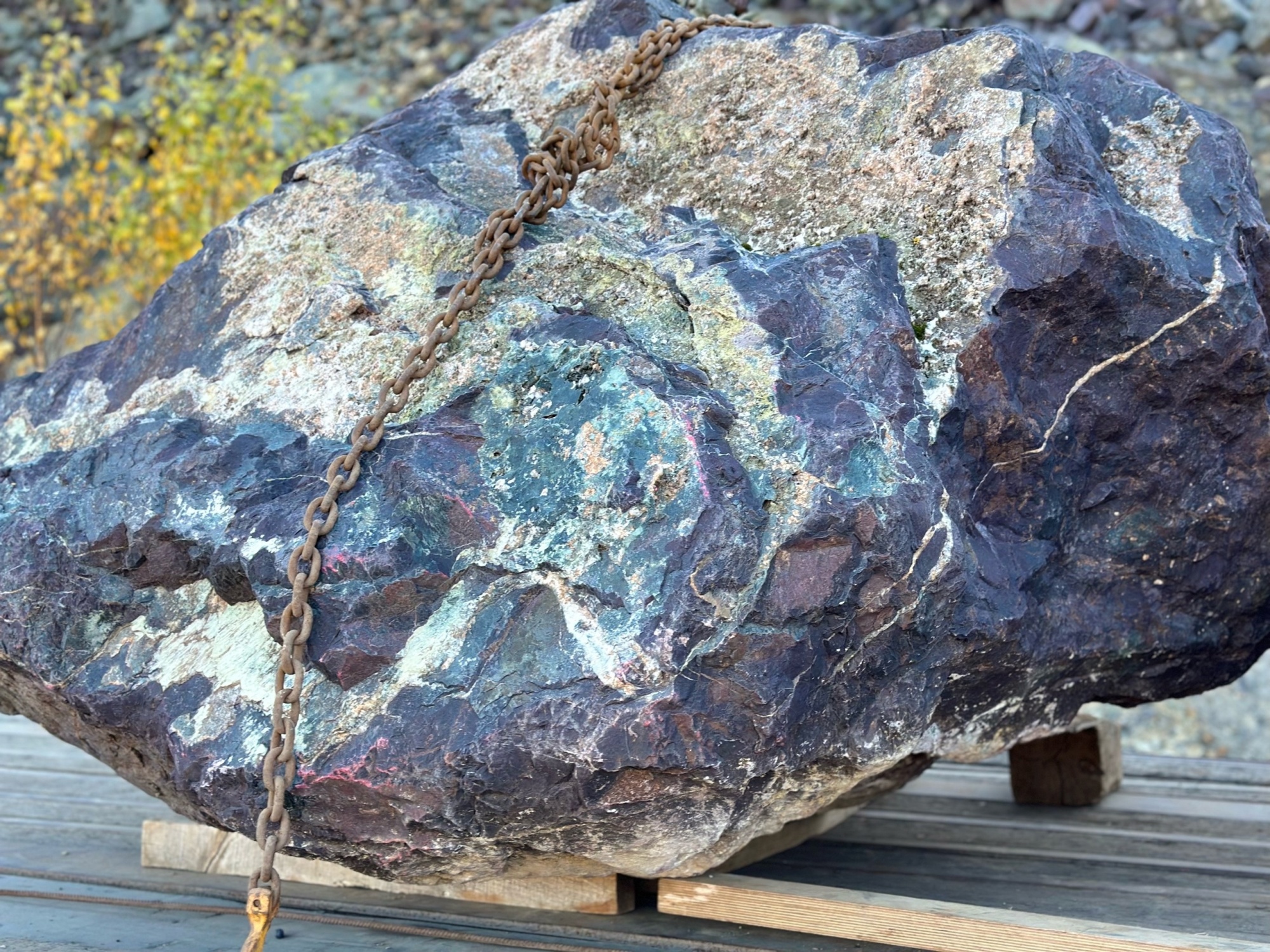 Огромные красно-фиолетовые валуны для ландшафтного дизайна весом более 5 тонн купить в Чувашской Республике