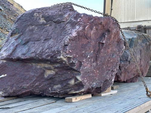 Огромные красно-фиолетовые валуны для ландшафтного дизайна весом более 5 тонн купить в Чувашской Республике