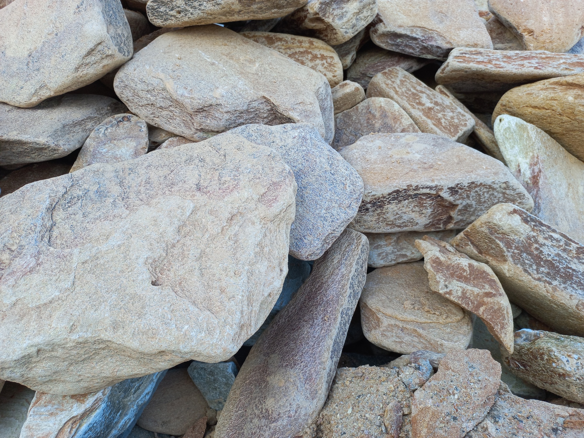 Златолит жёлтый, жёлто-зелёный глыбки и валуны для ланшафтного дизайна купить в Чувашской Республике