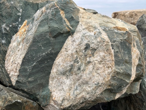 Гигантские зелёные валуны для ландшафтного дизайна весом более 5 тонн купить в Чувашской Республике