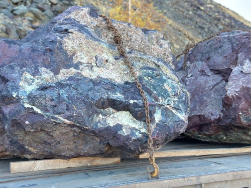 Огромные красно-фиолетовые валуны для ландшафтного дизайна весом более 5 тонн купить в Чувашской Республике