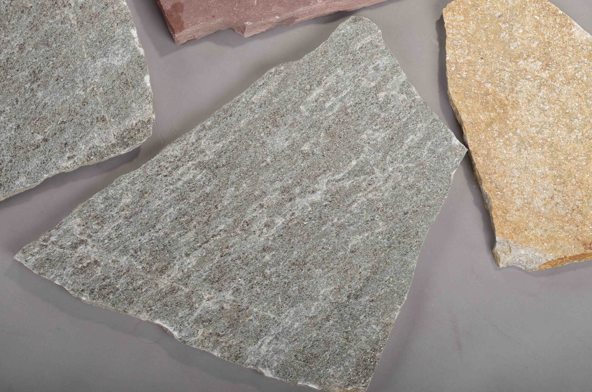 Плитняк златолит Уральский для цоколя, отмостки купить в Чувашской Республике